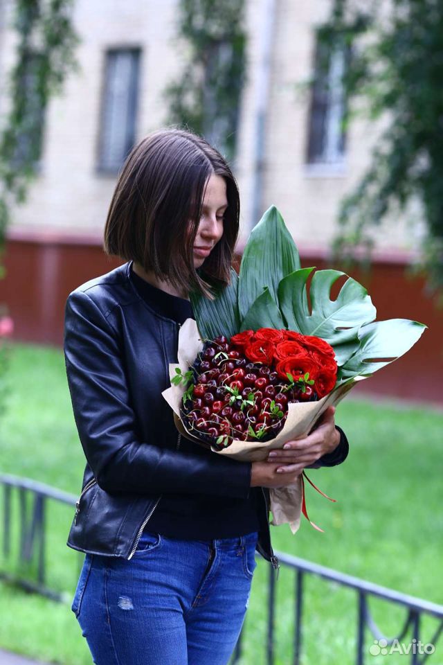 Букет из черешни и красных роз в тропическом стиле купить на Зозу.ру - фотография № 1