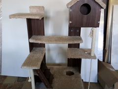 Домик для кошки, с игрушками и когтеточками