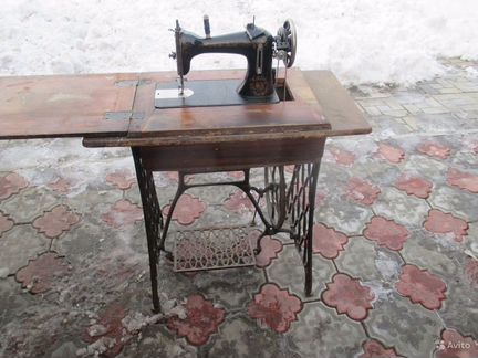 Продам старинную ножную швейную машину в рабочем с