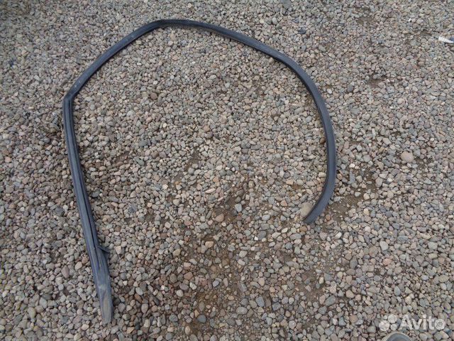 Уплотнительная резинка левая Nissan Bluebird EU14