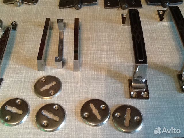 Петли и ручки для дверей, замки для форточек