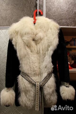 Мутоновая шуба с отделкой из песца Мутоновая шуба с отделкой из песца