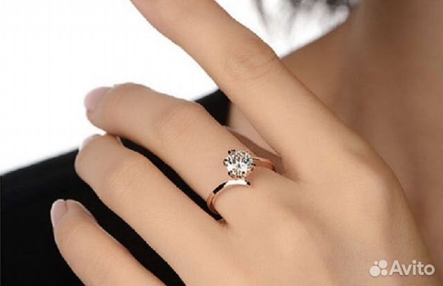 Золотое кольцо с бриллиантом Золотое кольцо с бриллиантом