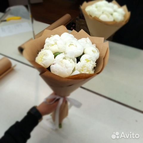 9 белых пионов
