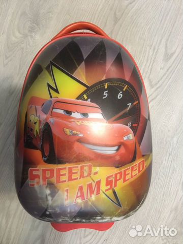 Чемодан с тачками