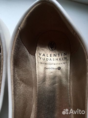 Новые белые балетки, коллекция Valentin Yudashkin Новые белые балетки, коллекция Valentin Yudashkin