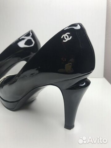 Черные лакированные туфли Chanel с белым носиком