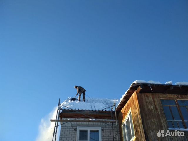 Уборка, очистка снега с крыш, сброс сосулек