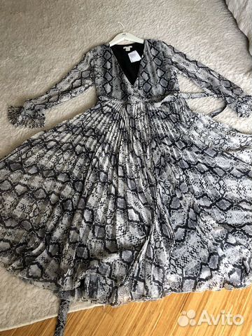 Платье плиссированное HM новое змеиный принт Платье плиссированное HM новое змеиный принт