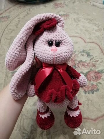 Вязаная зайка из плюшевой пряжи ручной работы