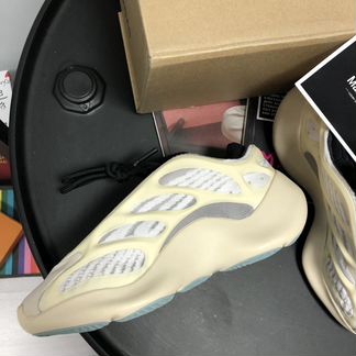 Кроссовки Yeezy Boost 700