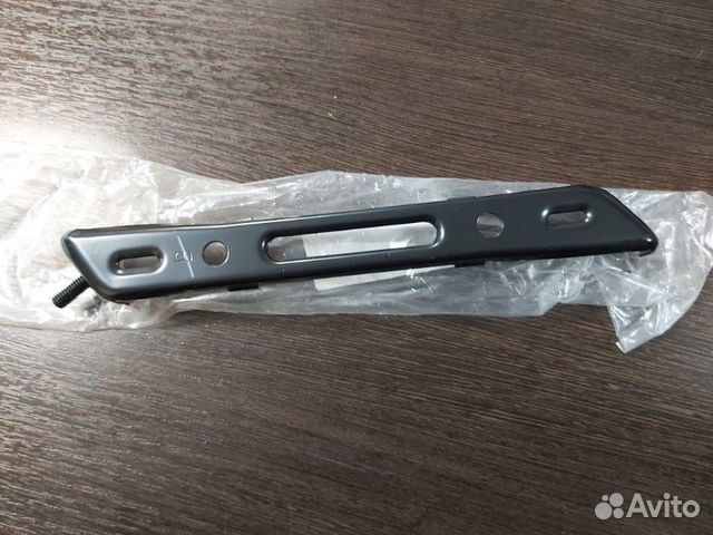 Кронштейн передний левый Toyota Land Cruiser 100