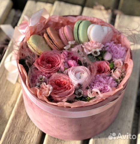 Коробочка с цветами и макаронами фото