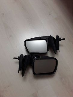 Зеркала наружные,правое целое,левое требует ремонт