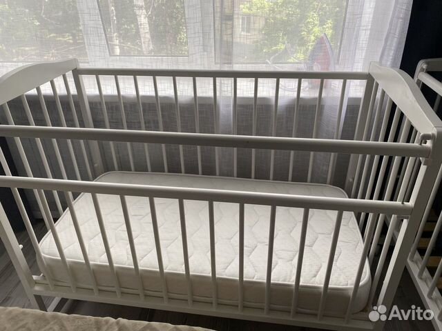 Детская кроватка с маятником