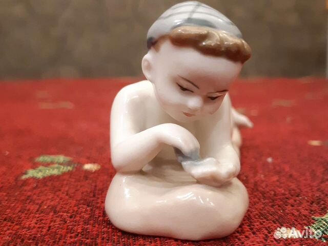 Фарфоровая статуэтка лфз мальчик с камешком