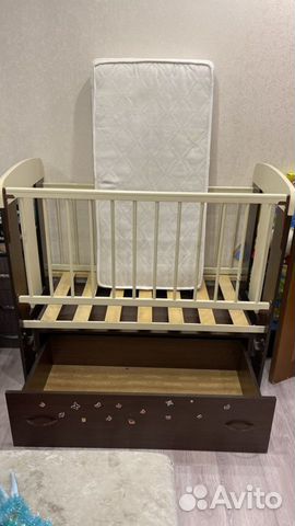 Детская кроватка с поперечным маятником