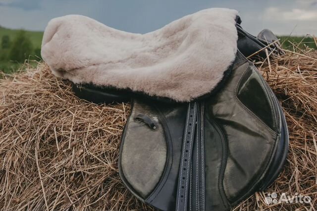 Меховушка на седло (выездковое, конкурное.)