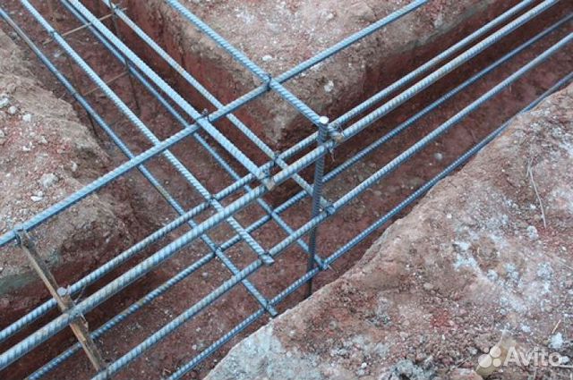 Опалубка для подбетонки. Затяжки для фундамента арматурные. 5 метра вязка арматуры. Ленточная арматура. Армировка ленточного фундамента.