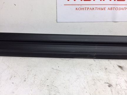Уплотнитель стекла задний левый Volkswagen Tiguan