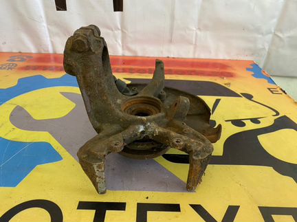 Кулак поворотный передний правый Volkswagen Golf 4