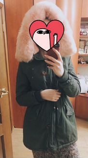 Зеленая парка с искусственным розовым мехом S