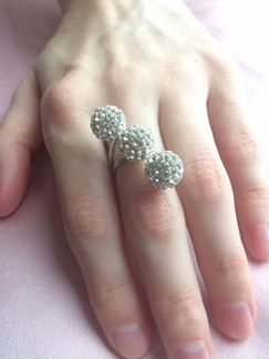 Серебряное кольцо с камнями Swarovski