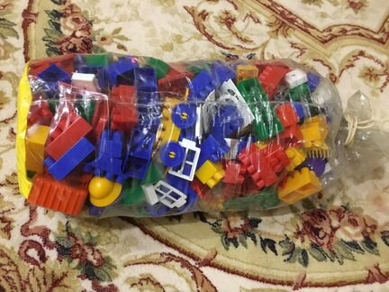 Блочный пластиковый конструктор