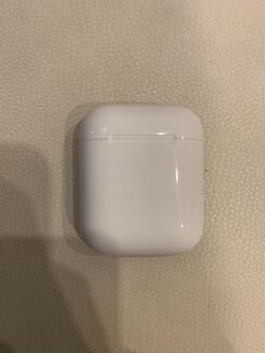 Кейс для зарядки Apple AirPods