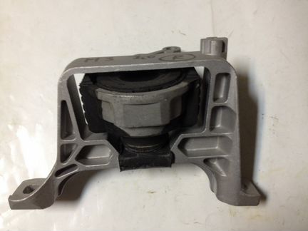 Опора двигателя правая Мазда 3