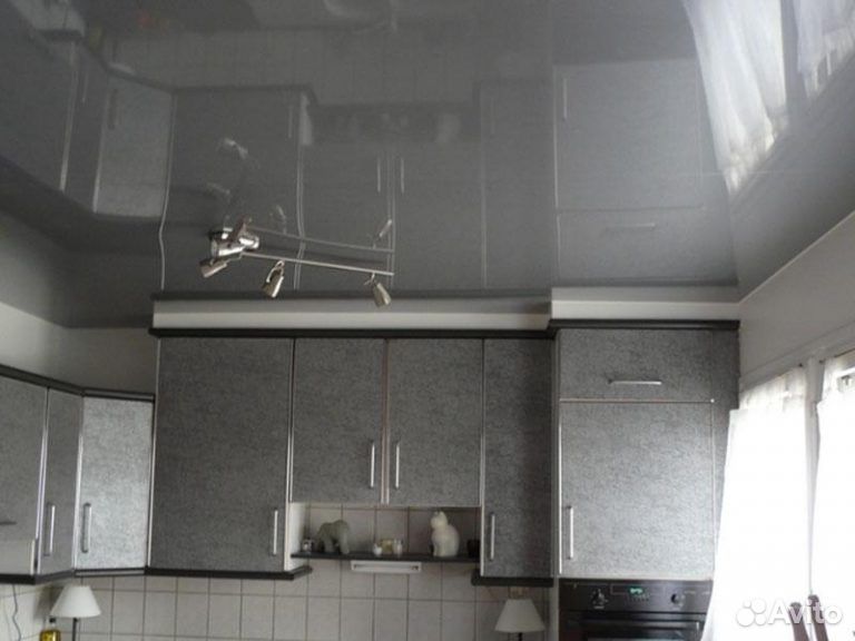 серый глянцевый натяжной потолок фото