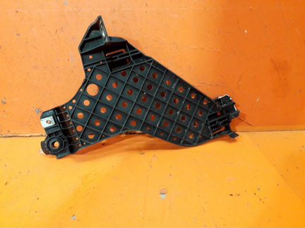 Кронштейн фары передний правый Audi Q3 8U