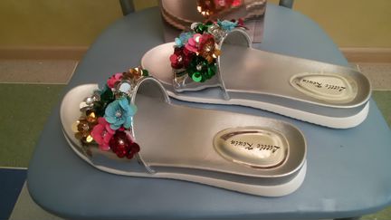 Яркая и удобная летняя обувь