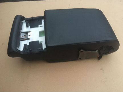 Toyota Land Cruiser 200 задний подлокотник