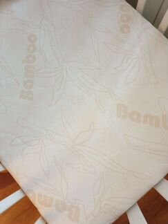 Кроватка белая из бука с матрасом и комплектом бел