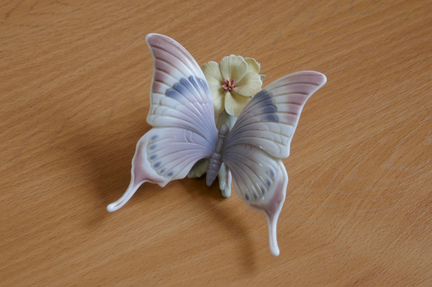 Бронь Статуэтка Бабочки на цветке. Фарфор