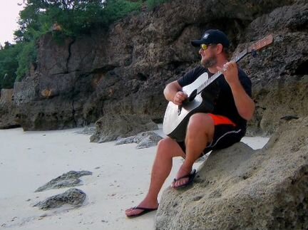 Обучаю игре на гитаре