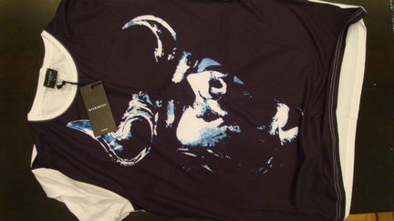 Neues T-shirt mit dem Stier von givenchy