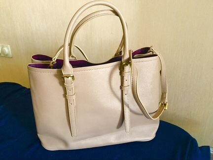 Сумка дамская бежевого цвета