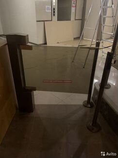 Турникет со створкой из закаленного стекла