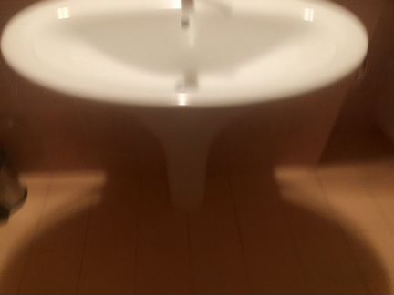 Раковина Hatria б/у со смесителем