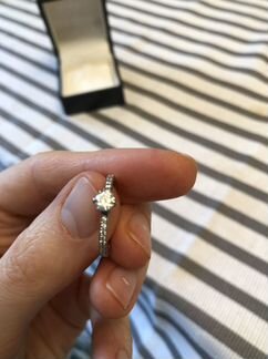 Золотое кольцо с бриллиантом H.Stern