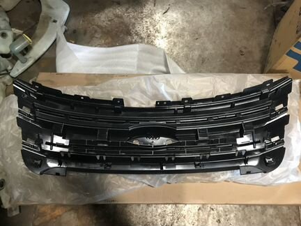 Кронштейн решётки радиатора Ford Explorer 5