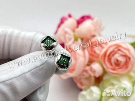 Серьги пусеты с цаворитами из белого золота