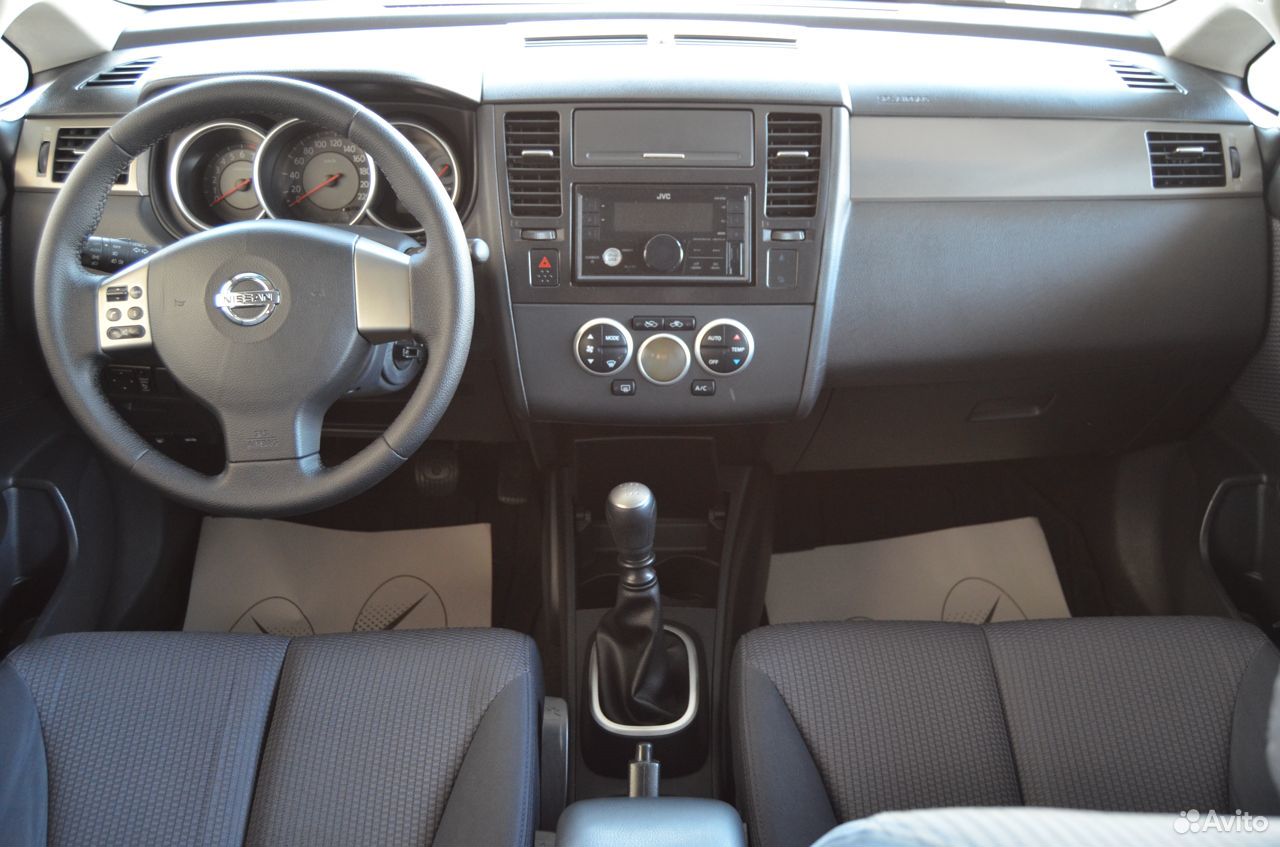 Nissan Tiida 2008 седан салон