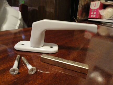 Ручка оконная белая, 2 винта новая