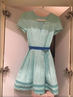 Красивое платье бирюзового цвета с подъюбником