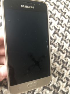 Телефон Samsung Galaxy J1