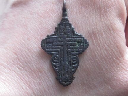 Крестик и серебр. сережки и другая старина