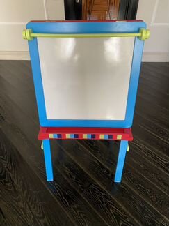 Деревянный стол, 2 стула, мольберт